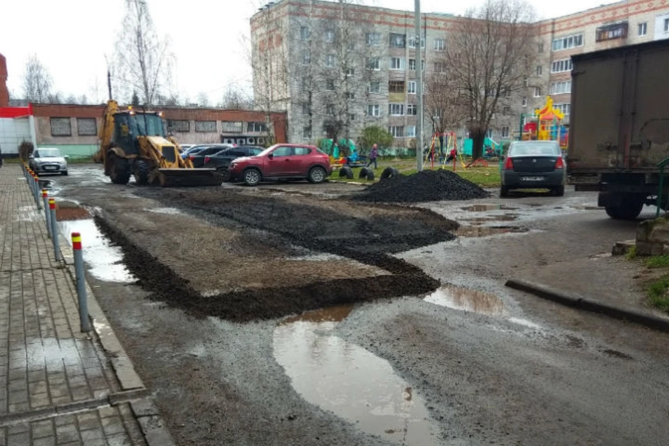 Жители Ивняков отремонтировали дорогу около дома. ФОТО: группа "Жесть Ярославль" во ВКонтакте