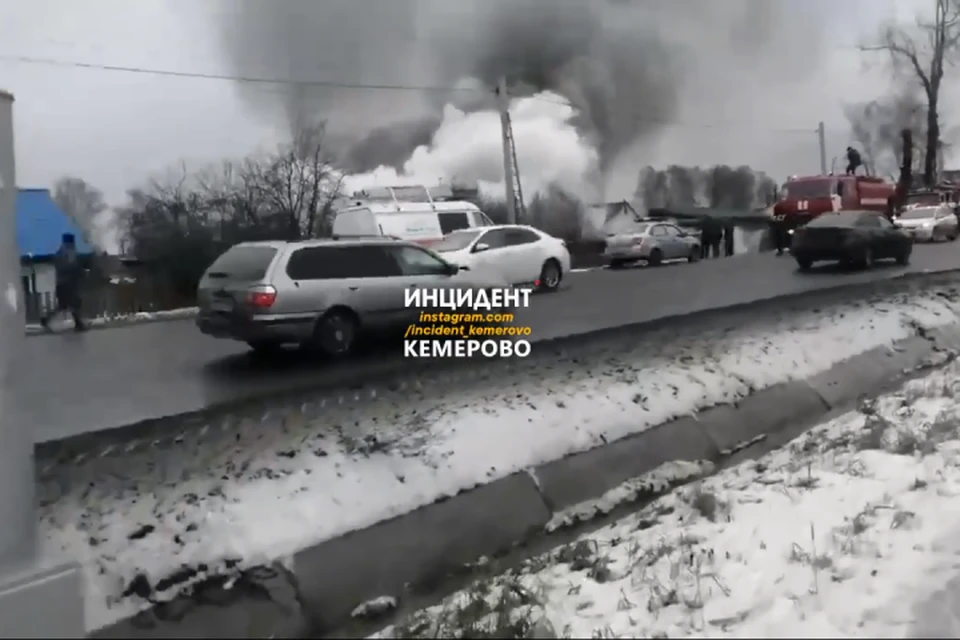 В Рудничном районе Кемерова вспыхнул жилой дом. Фото: Инцидент Кемерово/ vk.com