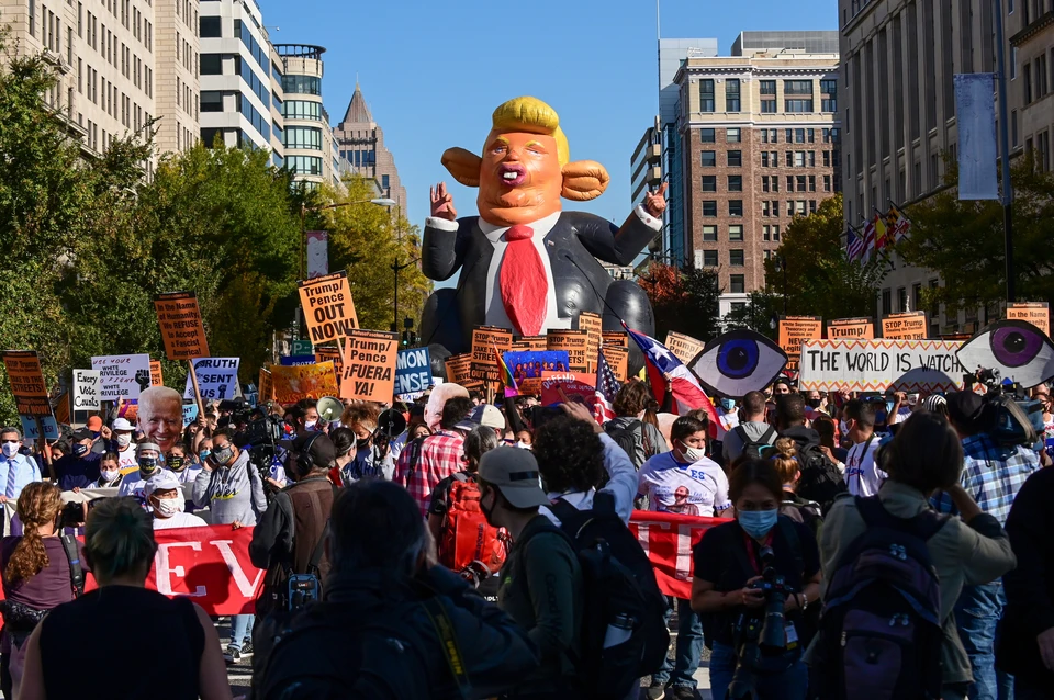 Подсчет голосов сопровождается протестами у Белого дома. Демонстранты принесли надувную куклу Трампа