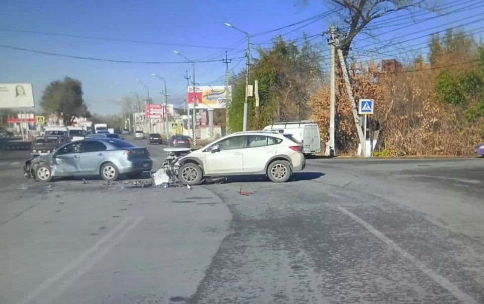 Subaru протаранил Mitsubishi
