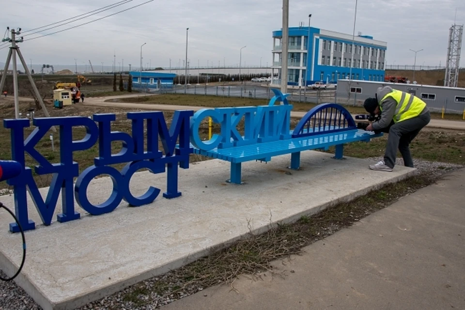 Штукатурка копии Крымского моста в Керчи потрескалась.