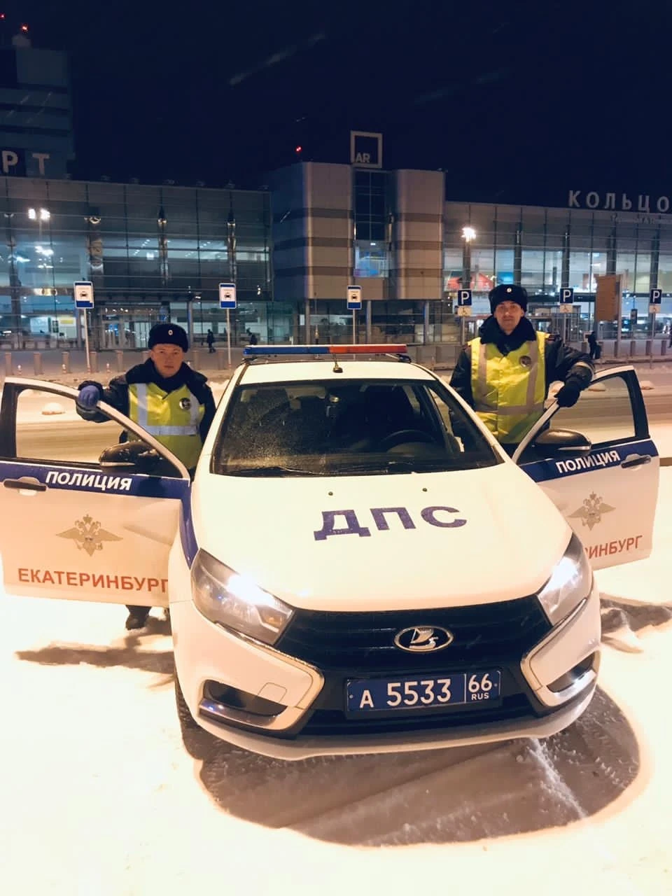 В Екатеринбурге сотрудники ГИБДД помогли довезти до больницы ребенка - KP.RU