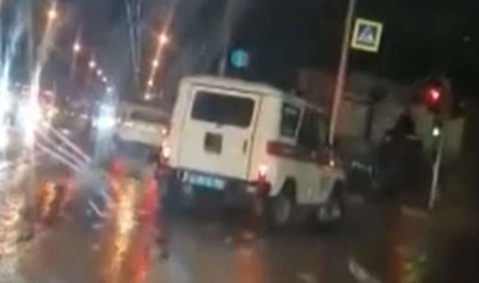 На машину упали провода под напряжением. Фото: стоп-кадр