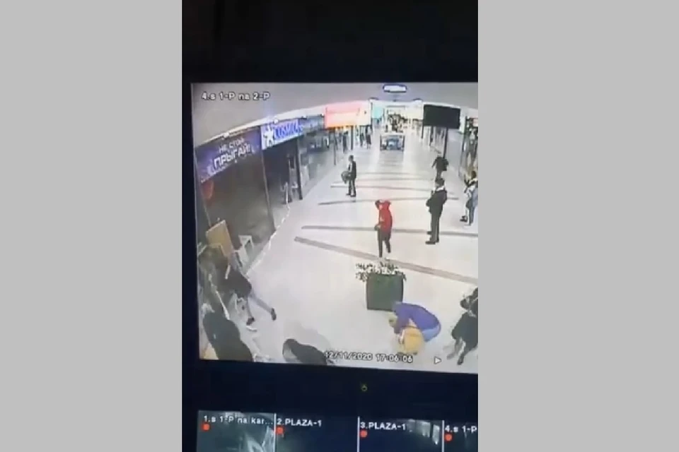 Появилось видео начала страшного пожара в ТРЦ «М5 Молл». Фото: стоп-кадр с камер видеонаблюдения.