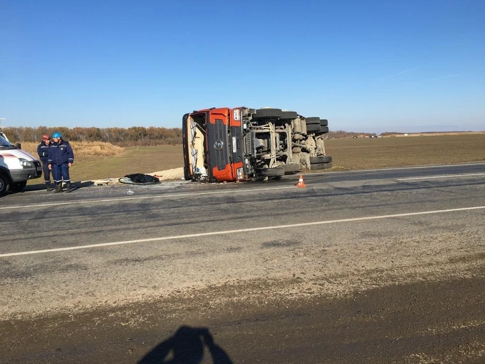 Сотрудники ГИБДД ведут проверку причин инцидента.