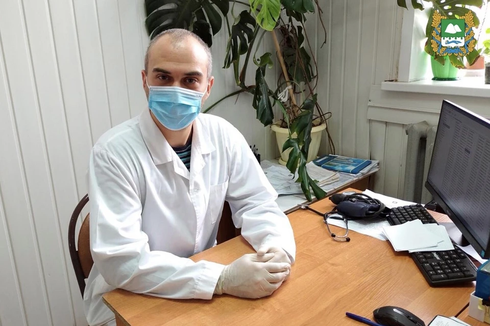 Александр Забродин работает в «красной зоне», выполняет обязанности рентгенолога и принимает пациентов стационарно. Фото: Оперштаб Курганской области