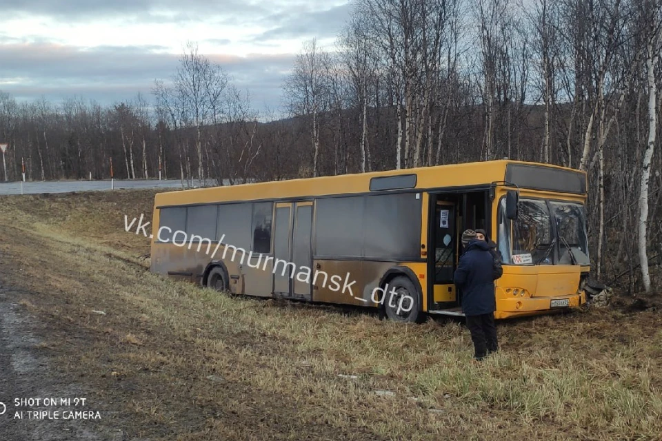 Пассажиров в автобусе не оказалось. Фото: "Мурманск ДТП ЧП"