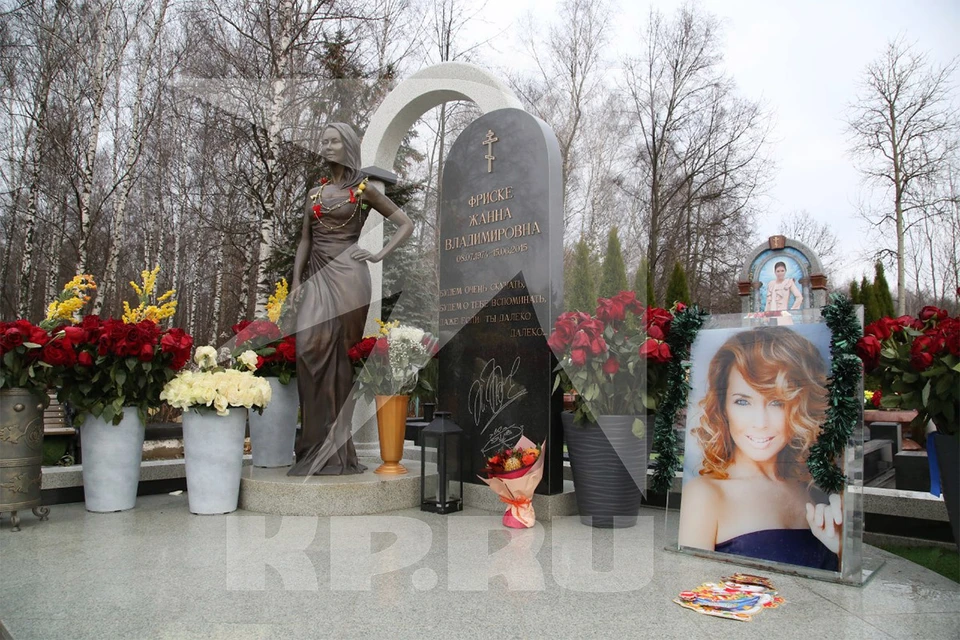 Могила Жанный Фриске на Николо-Архангельском кладбище.