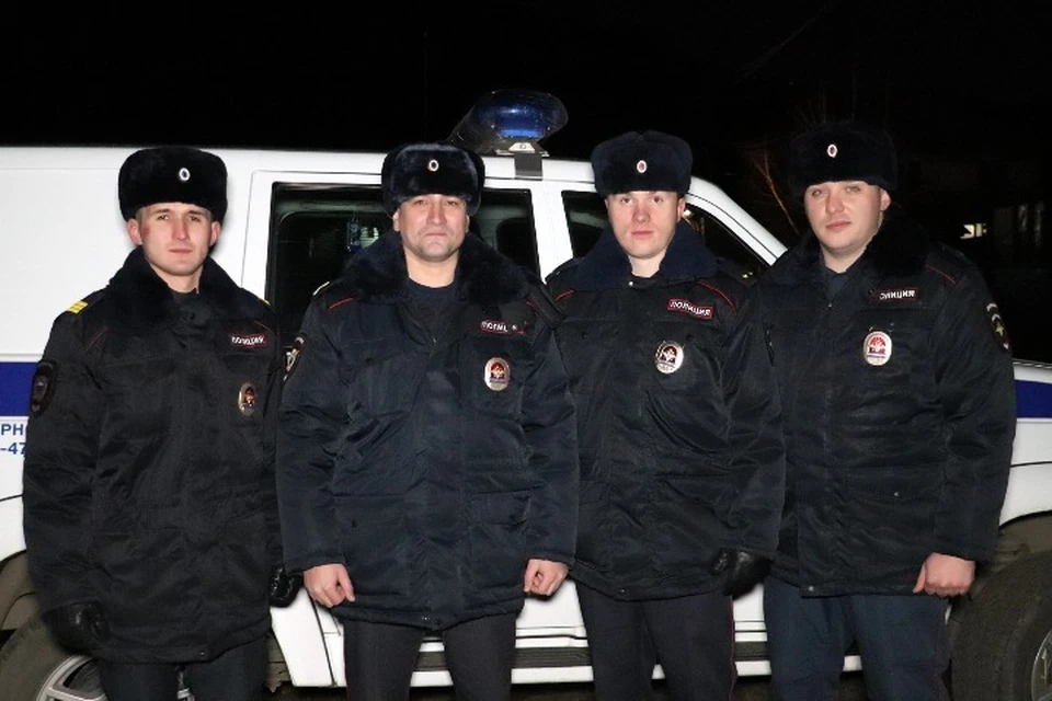 В Красноярске полицейские спасли людей из горящего дома. Фото: ГУ МВД России по Красноярскому краю.