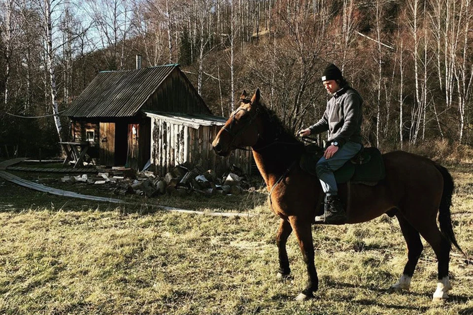 Артемий Панарин во время отпуска успел покататься на лошадях