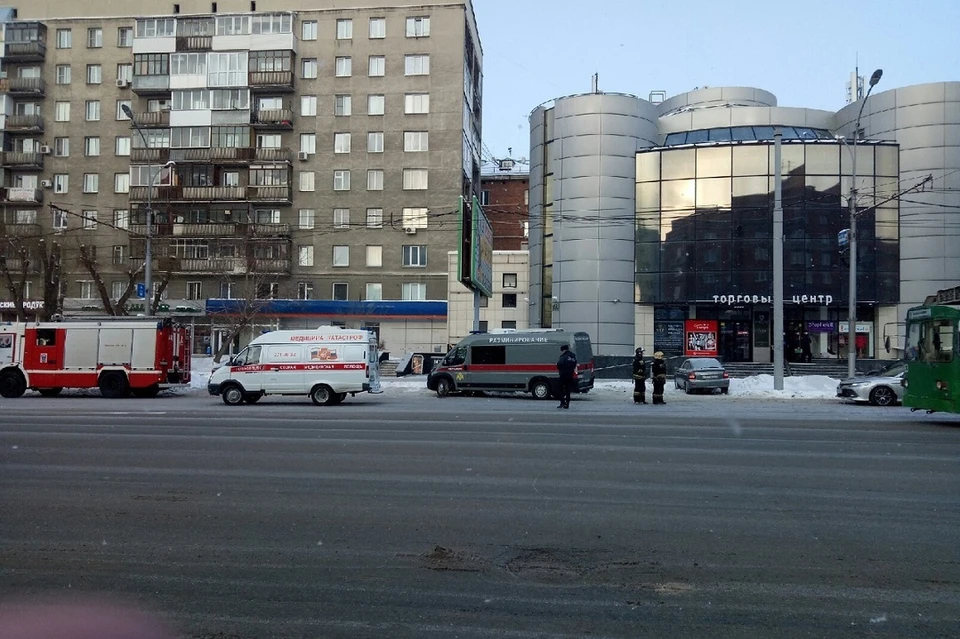 Внутри ТЦ обнаружили подозрительный предмет. Фото: Юлия Цупрунова.