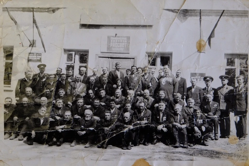 Фронтовики-колхозники из поселка Фурманово в конце 60-х. В нижнем ряду в центре (с наградами) старший брат Василия Иван.