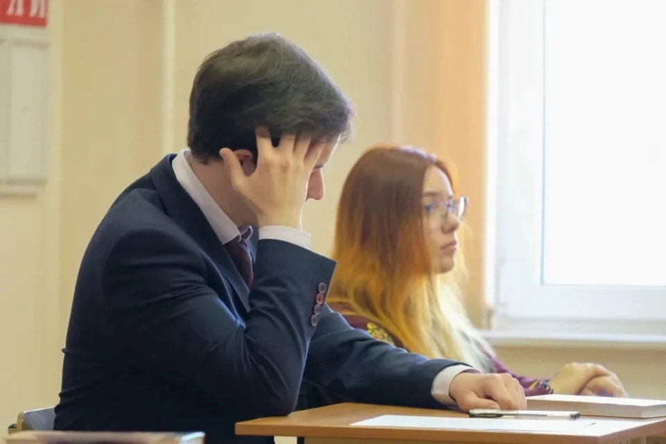 Смольный объяснил, почему в Санкт-Петербурге нет дистанционки для школьников.