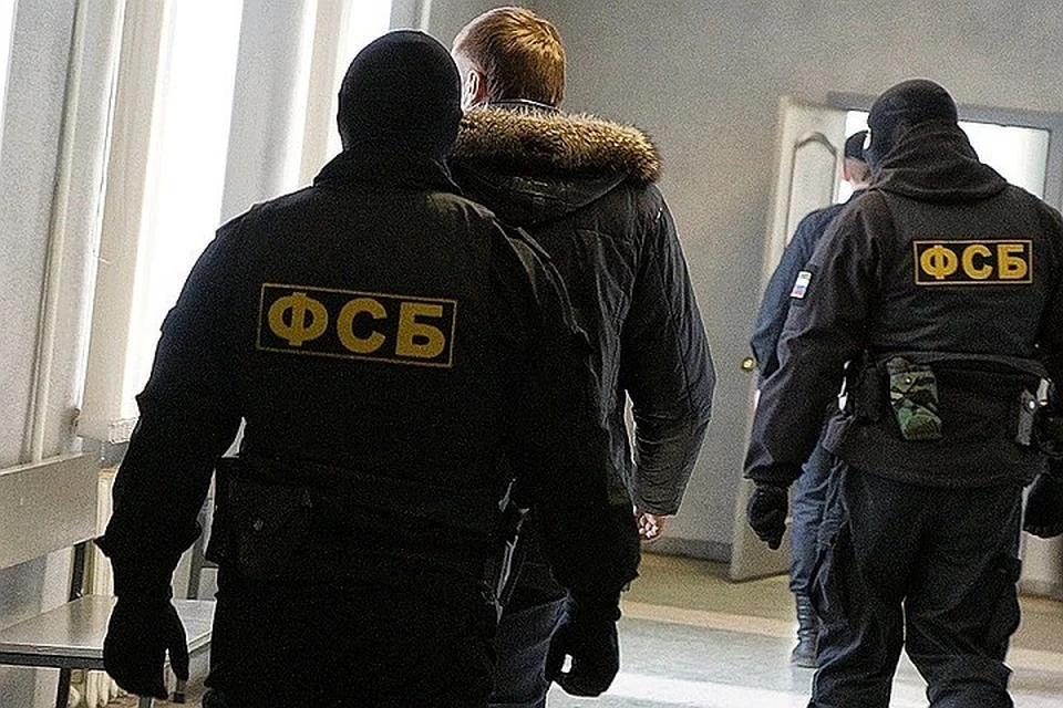 По подозрению в организации тайника уже задержаны два человека.