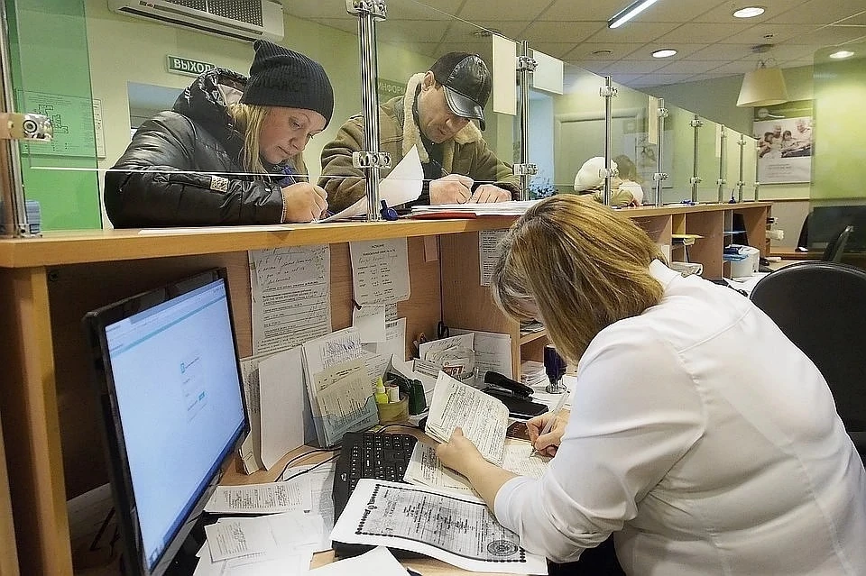 Экономисты объяснили, почему россияне все чаще живут в долг