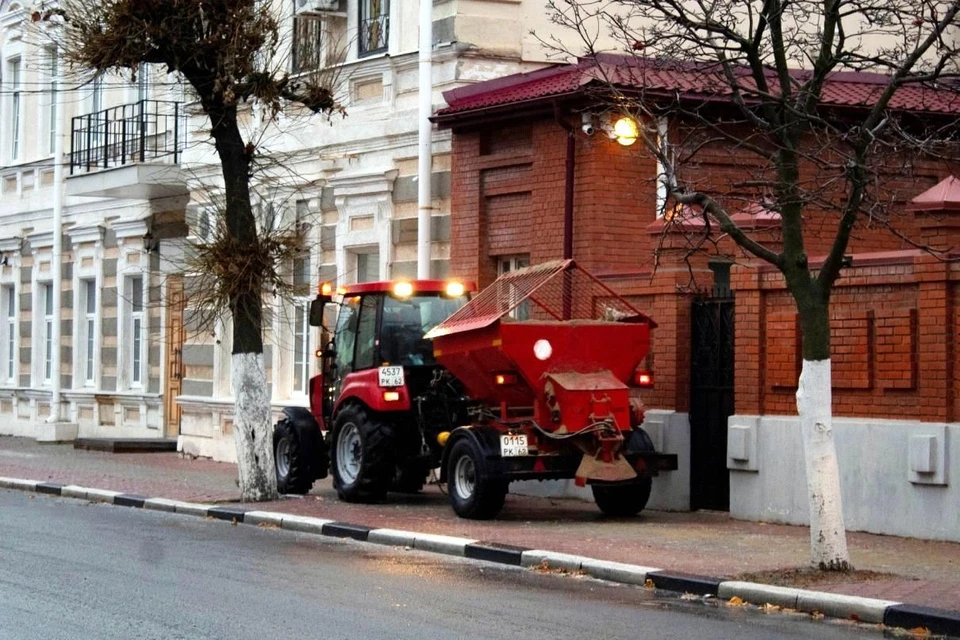 Трактор с прицепом посыпает песок возле здания регионального правительства. Фото: сайт горадминистрации Рязани.