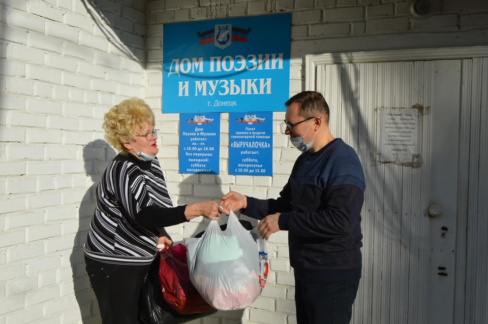 Наш корреспондент передал Галине Николаевне гуманитарную помощь для жителей прифронтовых поселков