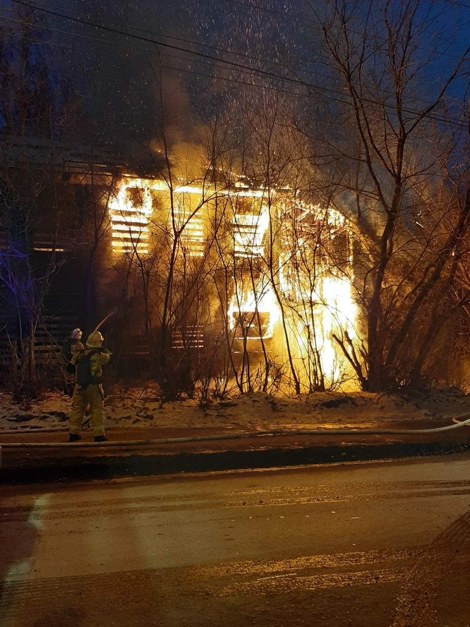 Из пожара в бараке на улице Ленина в Ижевске спасли человека Фото: Гульнара Шайхутдинова