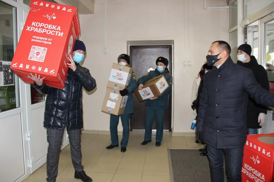 Хабаровские спасатели передали в детскую больницу «Коробку храбрости»