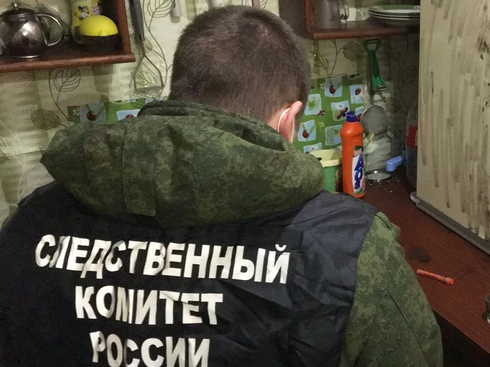 Следователи осматривают место убийства ребенка