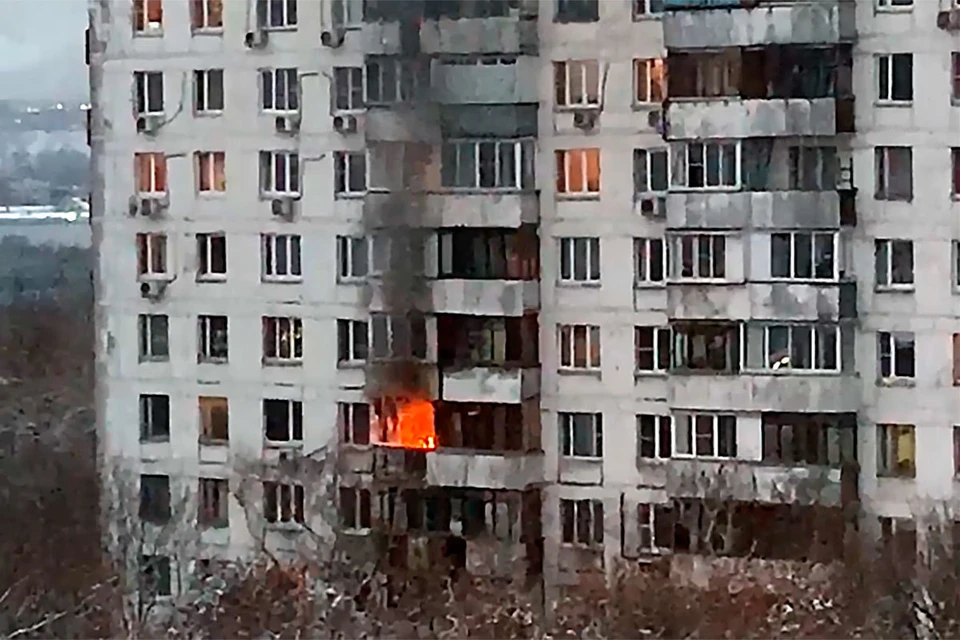 В квартире на Юго-Востоке Москвы раздался хлопок и начался мощный пожар