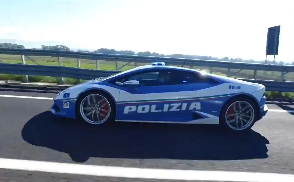 Полицейские доставили донорскую почку для ребенка на Lamborghini. Фото: кадр из видео