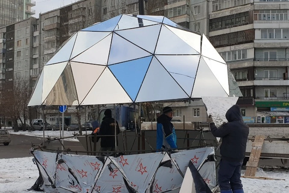 В Железнодорожном районе у заправки и СИЗО монтируют зеркальный шар. Фото: паблик "Город Красноярск".