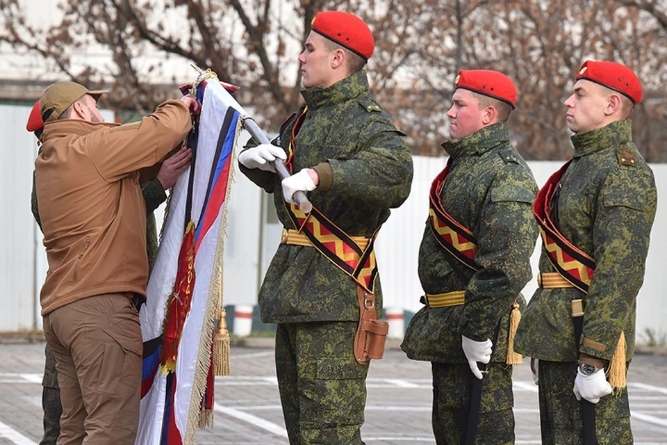 Глава ДНР прикрепил награду к боевому знамени. Фото: denis-pushilin.ru