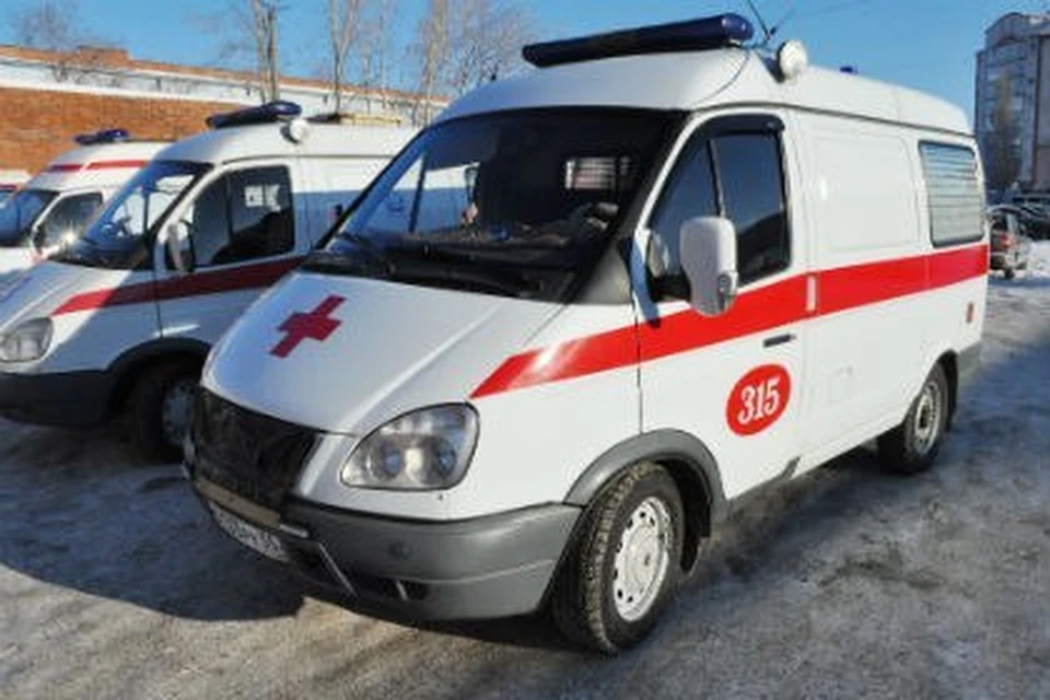 Пенсионера увезли срочно в больницу на скорой.