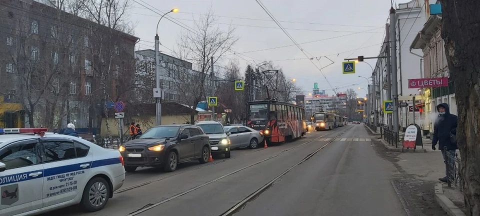 Трамвай протаранил 4 автомобиля в центре Иркутска