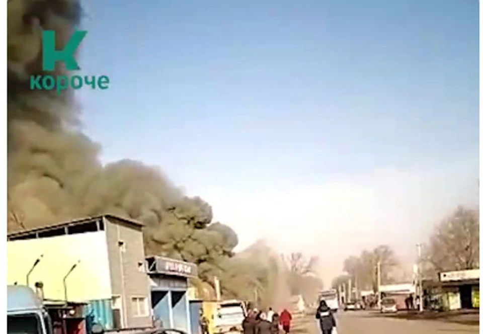 На видео, опубликованном с места возгорания на Telegram-канале «Короче», видны клубы черного дыма.