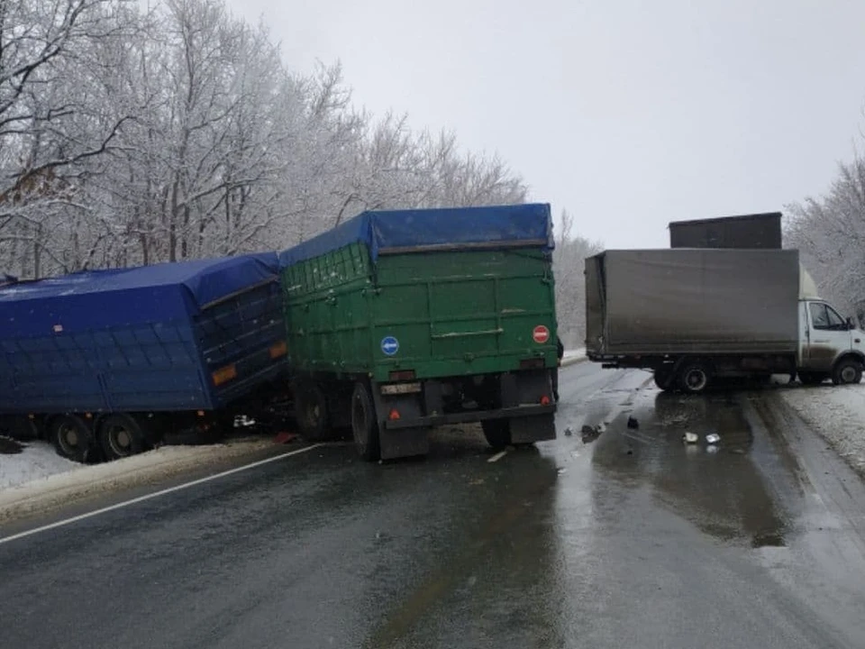 ДТП с участием грузовиков и "Газели" произошло на саратовской трассе. Фото "Балаковской телеги"
