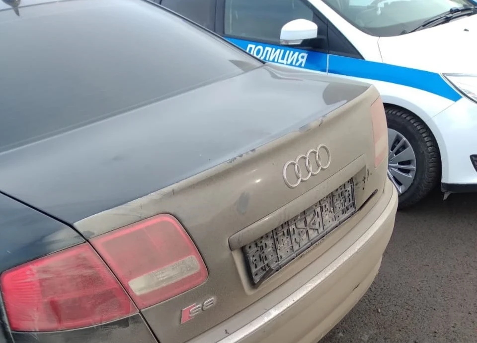 В Тюмени автоинспекторы задержали странного водителя. Фото - ГИБДД Тюменской области.