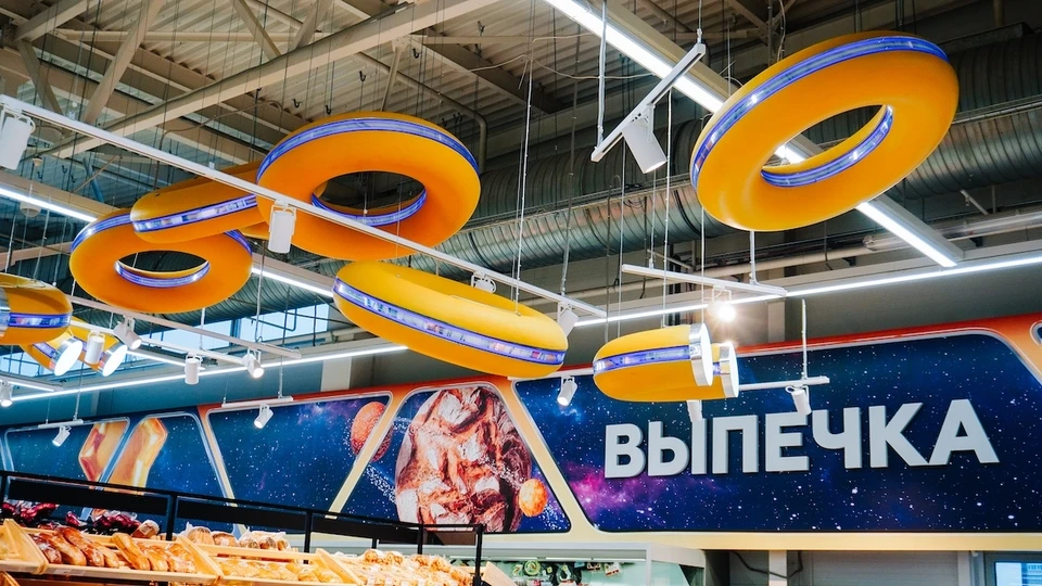 Весь дизайн прилавков, стендов и украшений в гипермаркете сделан в стиле Самары-космической Фото: торговая сеть "Магнит"