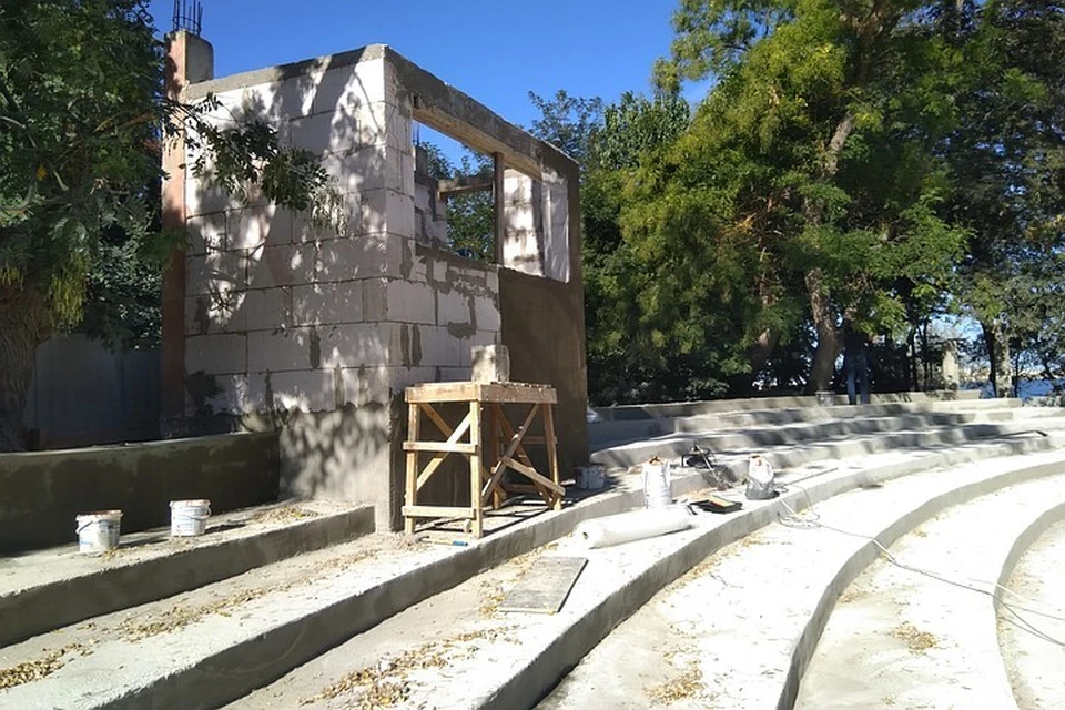 Фото: Бетонная конструкция у "Ракушки". В этой башне предполагалось хранить сценическое оборудование