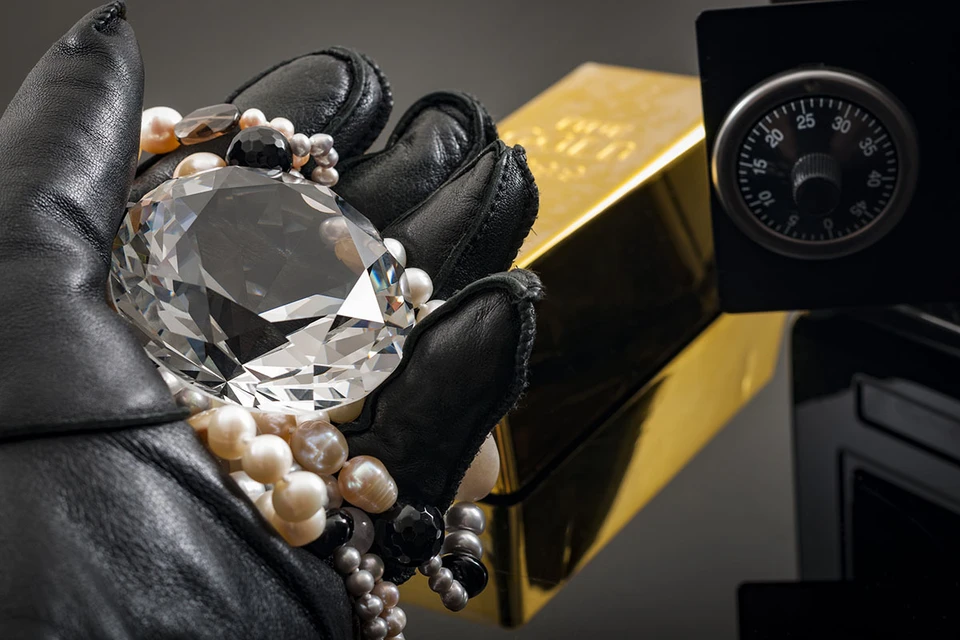 Алмазы, пожалуй, один из самых удобных «инструментов» для грабителей – при своем относительно небольшом весе эти драгоценные камни стоят баснословных денег.