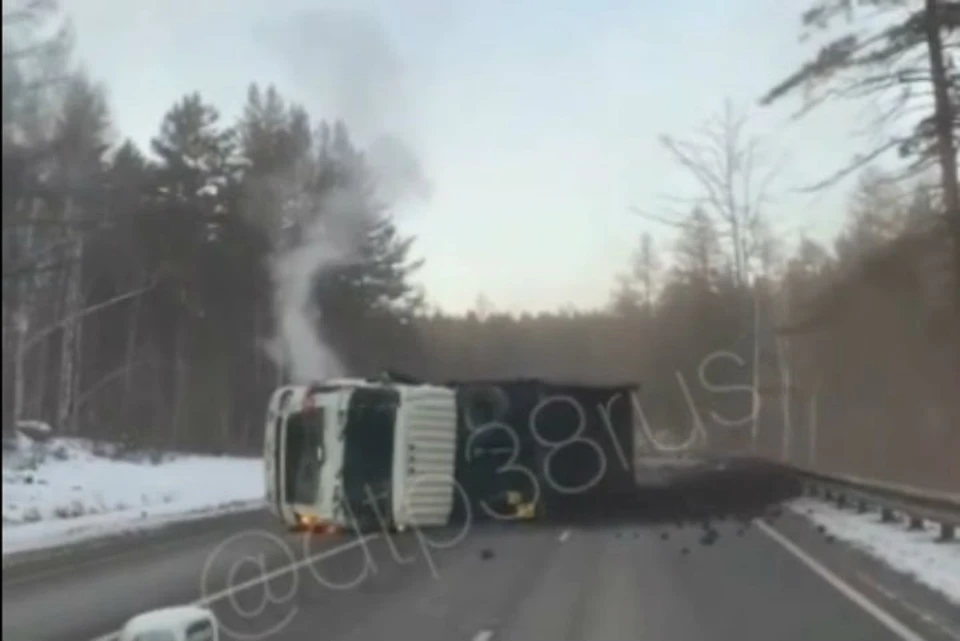 Кадры с места ДТП в Шелеховском районе. Фото: группа "ДТП 38RUS Иркутск" во "ВКонтакте".