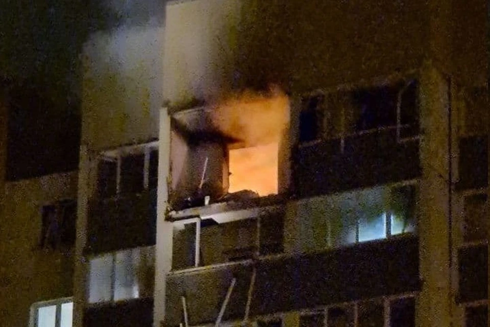 После взрыва в квартире начался пожар. Фото: vk.com/spb_today