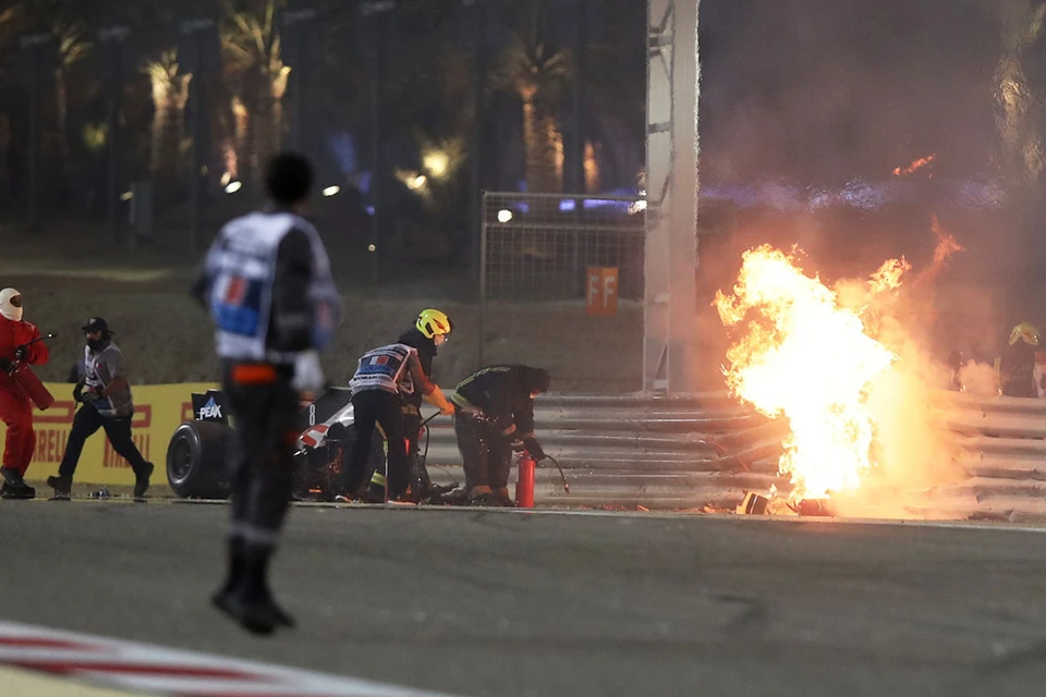 На гонке «Формулы-1» в Бахрейне болид «Хааса» под управлением Ромена Грожана после контакта с машиной российского пилота Даниила Квята вылетел в отбойники и взорвался.