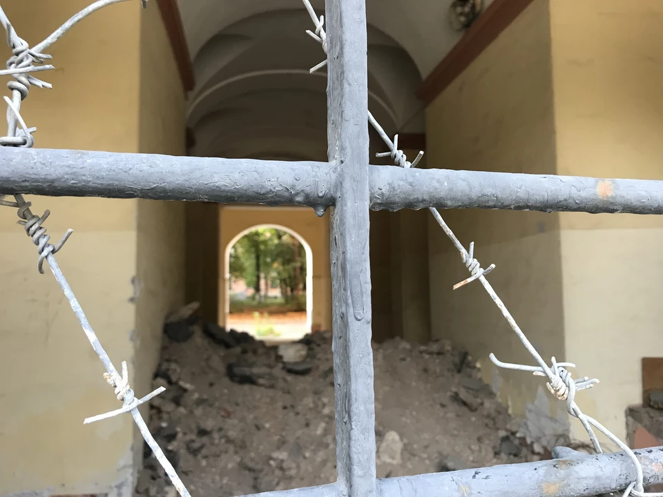 Он сказал, что дома не чувствует достаточной свободы.