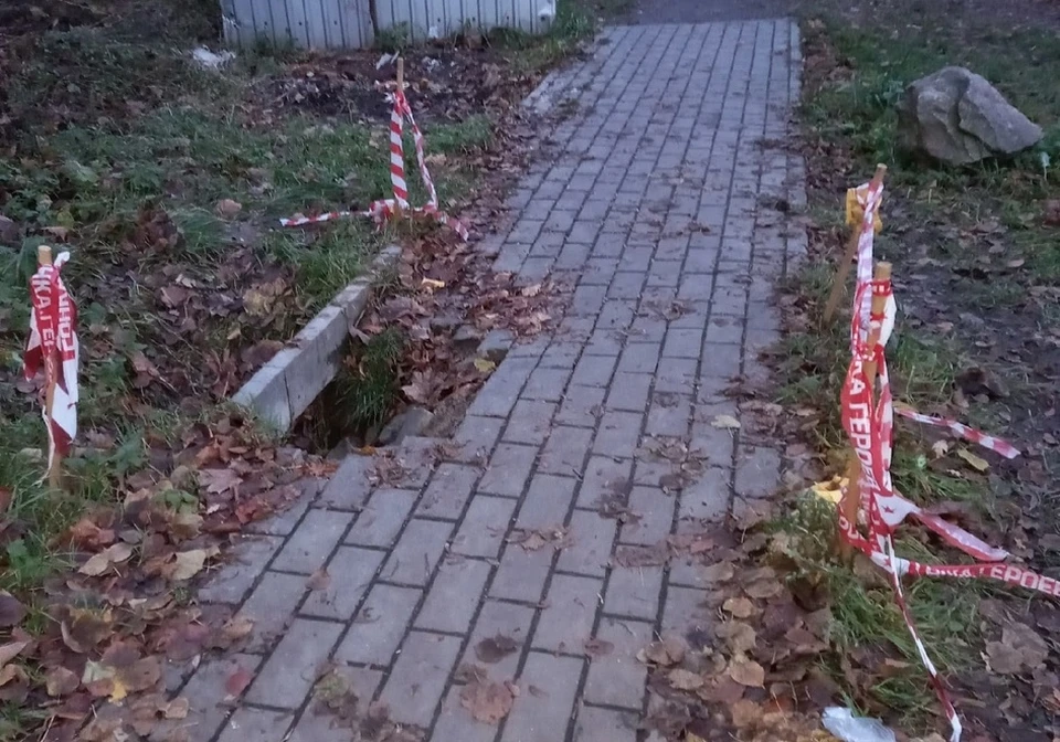 Эта яма, по словам жителей, продолжает расти