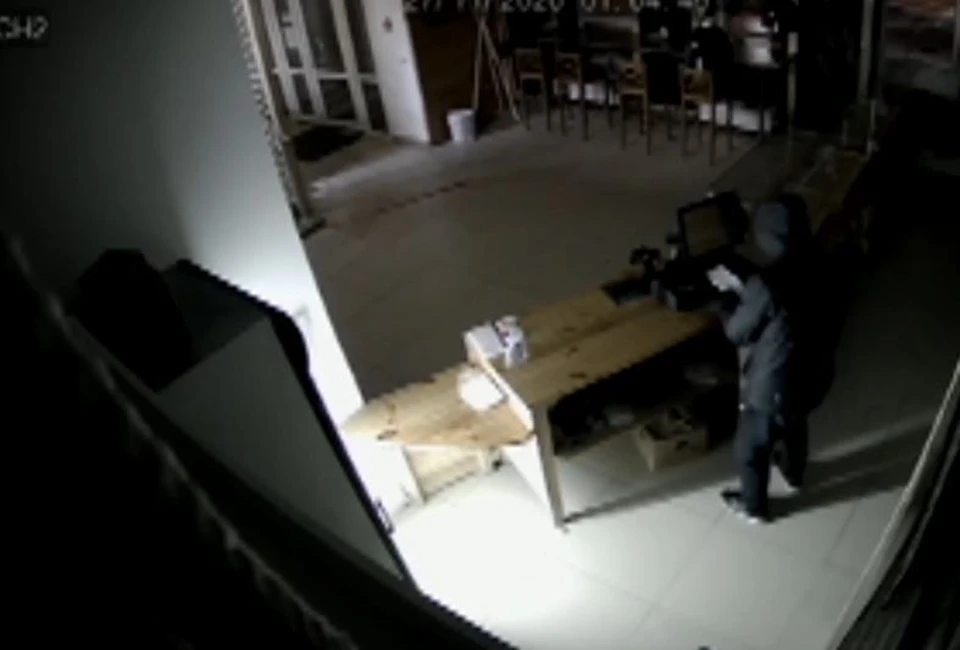 В Тюмени рецидивисты ограбили семь магазинов, ранив в одном охранника. Скриншот из видео.