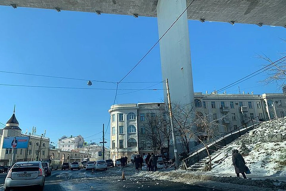 Из-за падения льда перекрывают улицу Светланскую. Фото: Юлиана Виноградова