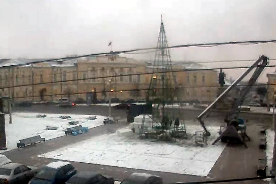 На площади Ленина устанавливают главную городскую елку Фото: tver.ru (скрин с веб-камеры)
