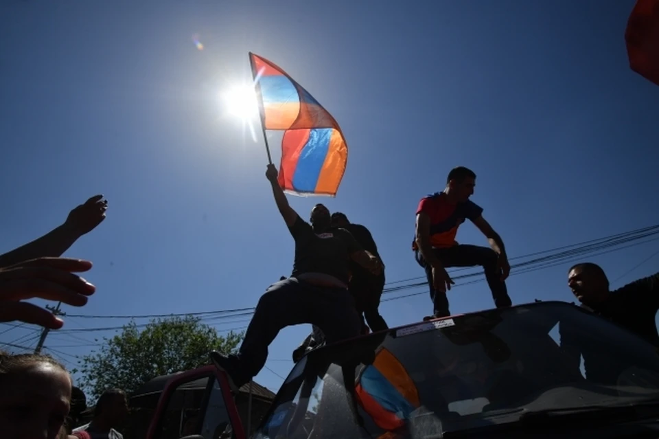 Протестующие в Ереване перекрыли улицы, требуя отставки Пашиняна