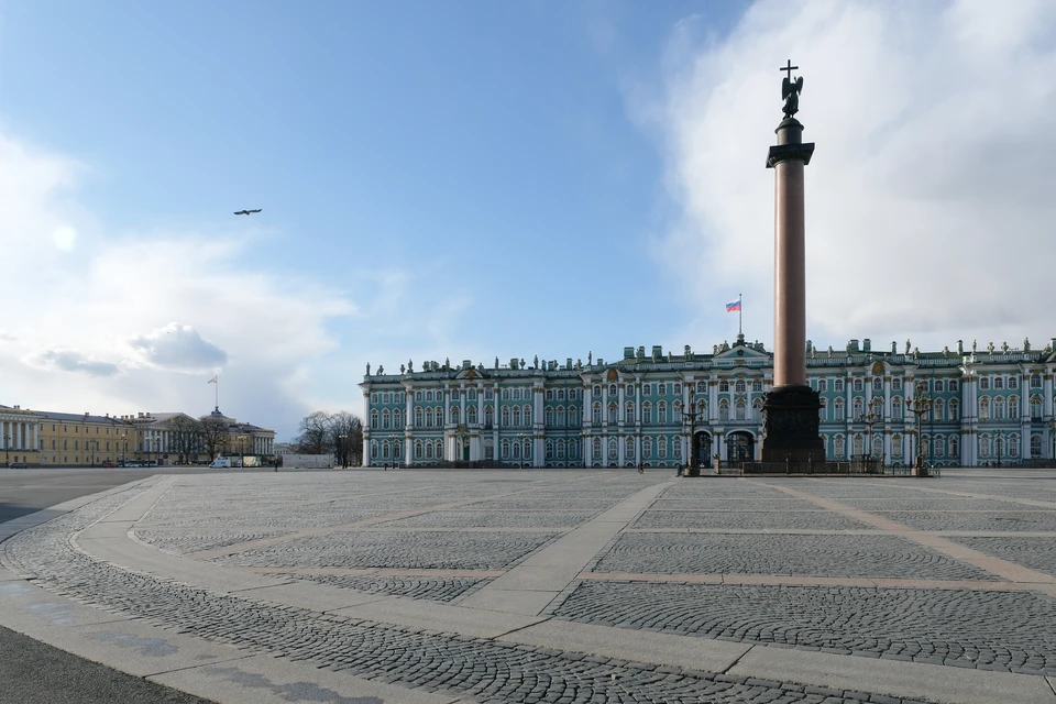 Задача властей простая - сделать так, чтобы на праздники в Санкт-Петербурге не было никаких толп и даже больших компаний.