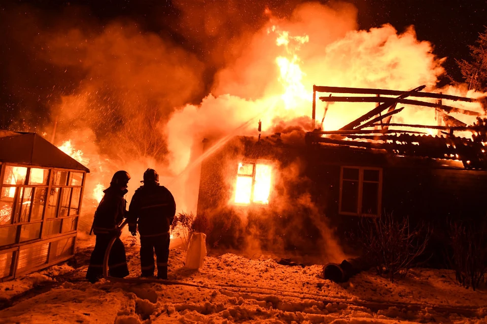В городе Омутнинске 3 декабря около 3 часов 28-летний мужчина поджог дом, зная, что там находятся женщины и дети.