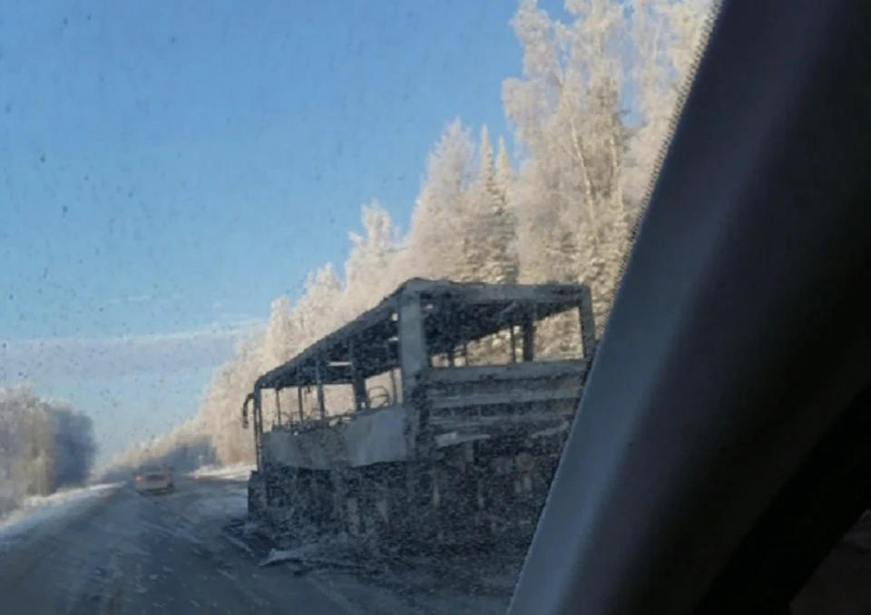 Автобус полностью выгорел. Фото: группа ВК «Подслушано Пермь».