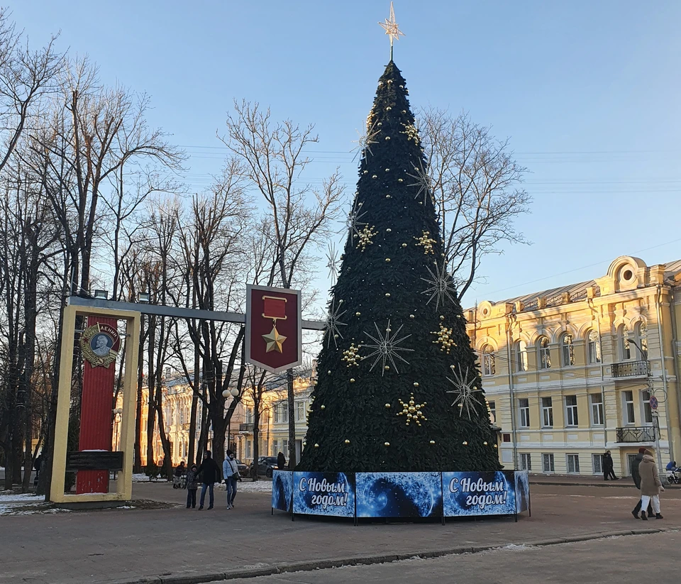 В трех районах Смоленска установили и украсили новогодние елки. Фото: Виктория Никольская.