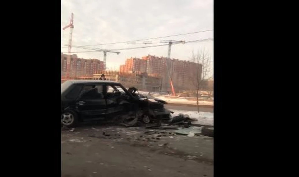 В Тюмени произошло массовое ДТП с участием скорой и инкассаторской машины. Скриншот из видео.